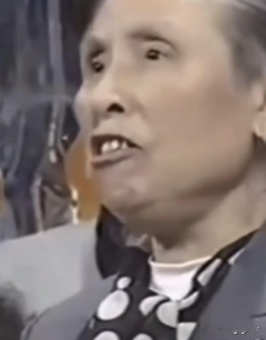 再看当年朱军在《艺术人生》中，采访韩红和她奶奶的视频，突然发现这祖孙也太像了，就