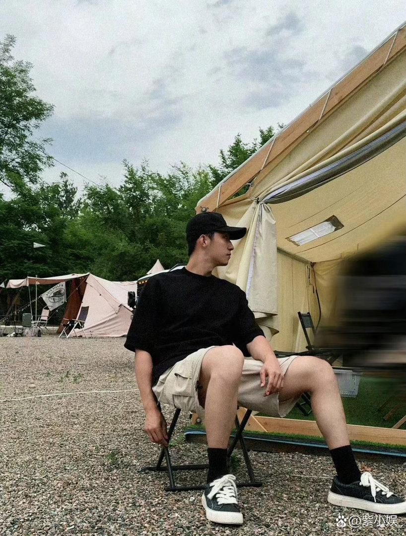 黄景瑜外形条件无可挑剔，五官身材样样出众，魅力感十足。 