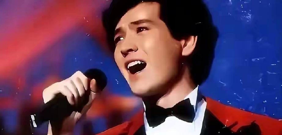 66岁费翔旅居英国避暑，亲人尽数离去，唯有猫咪相伴度日
 
    一曲《冬天里