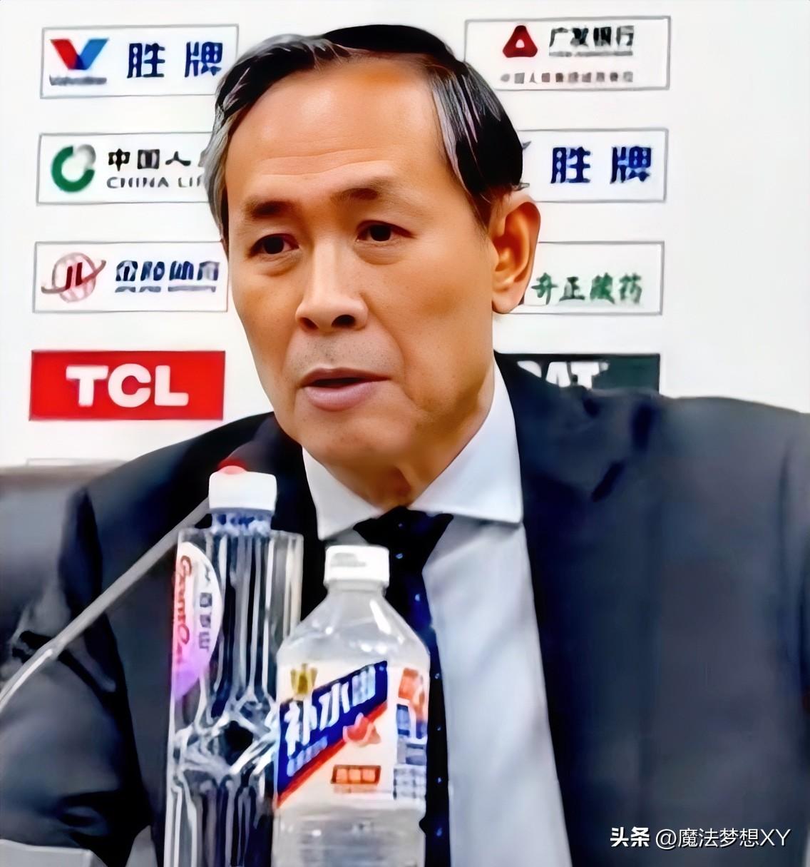 大家有没有发现？
许利民这人真的是有点不对劲，
比赛到了关键时刻，为啥要用
周琦