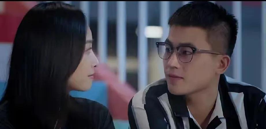 2026年1月，宋茜短发商务装亮相LV活动，秒变职场女强人，引发热议！
    