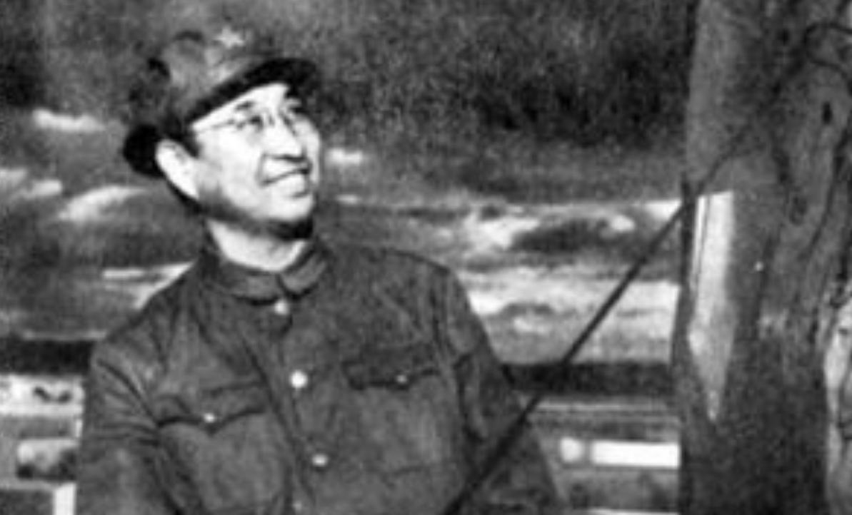 1945年陈赓当选中央候补委员，拍着毛主席肩膀幽默发问：我究竟是候补谁的位置呢？