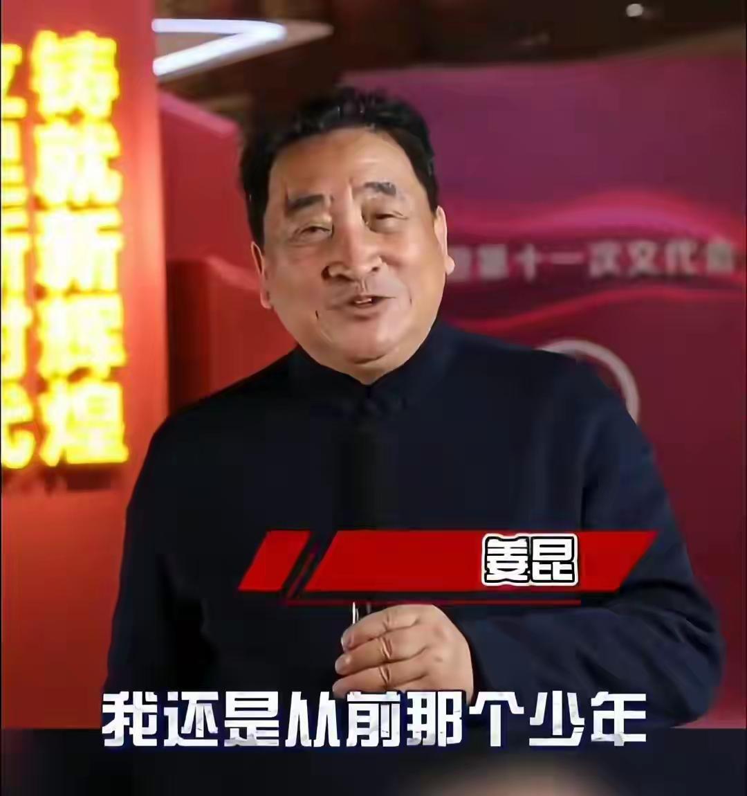 原来姜昆唱歌那个视频是假的，
大家都错怪他了，
他没有去美国，
圣诞节是在国内过