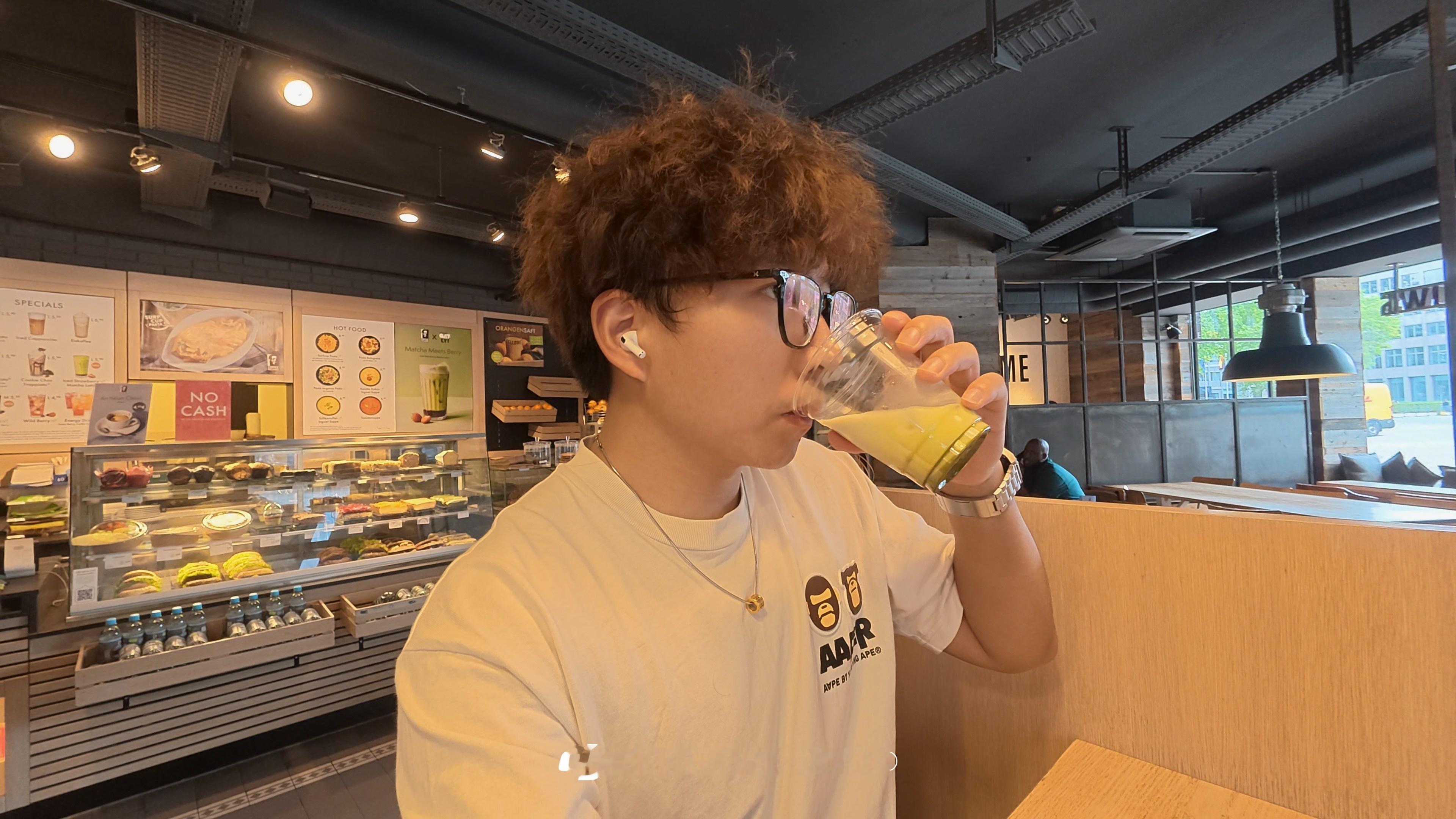 抛开德国的饮食不谈 随机找了一家咖啡店用翻译软件交涉好了，到最后才发现这家店只能