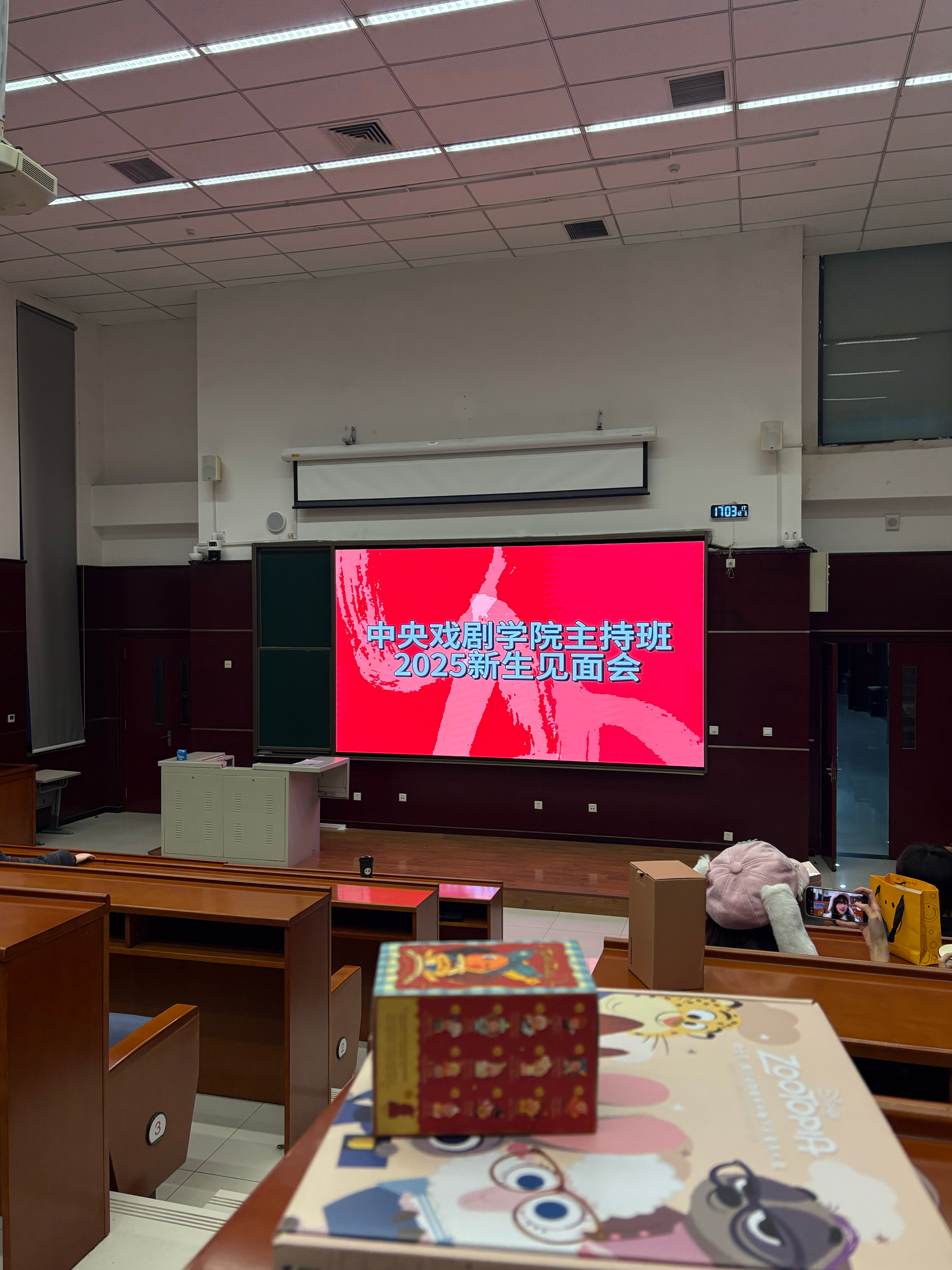 p1.3 拖了两个月的见面会（对自己送出的礼物很满意 这就是送礼小天才嘛） 很开