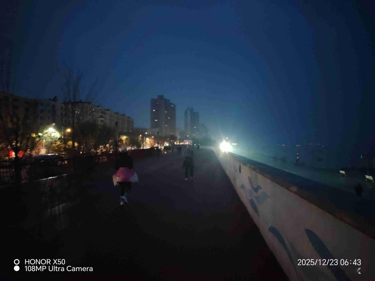 我的今日状态：😁轻松愉快
我这里的天气：🌤️多云2025年12月23日长江岸