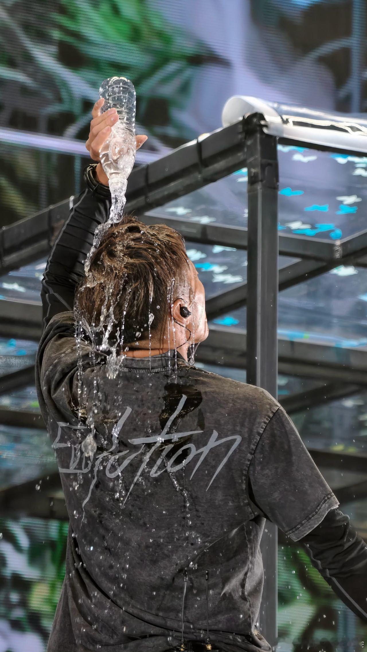 谢霆锋浇头梦回千禧年 谢霆锋武汉演唱会浇水名场面来了，一瓶矿泉水就直接把演唱会推