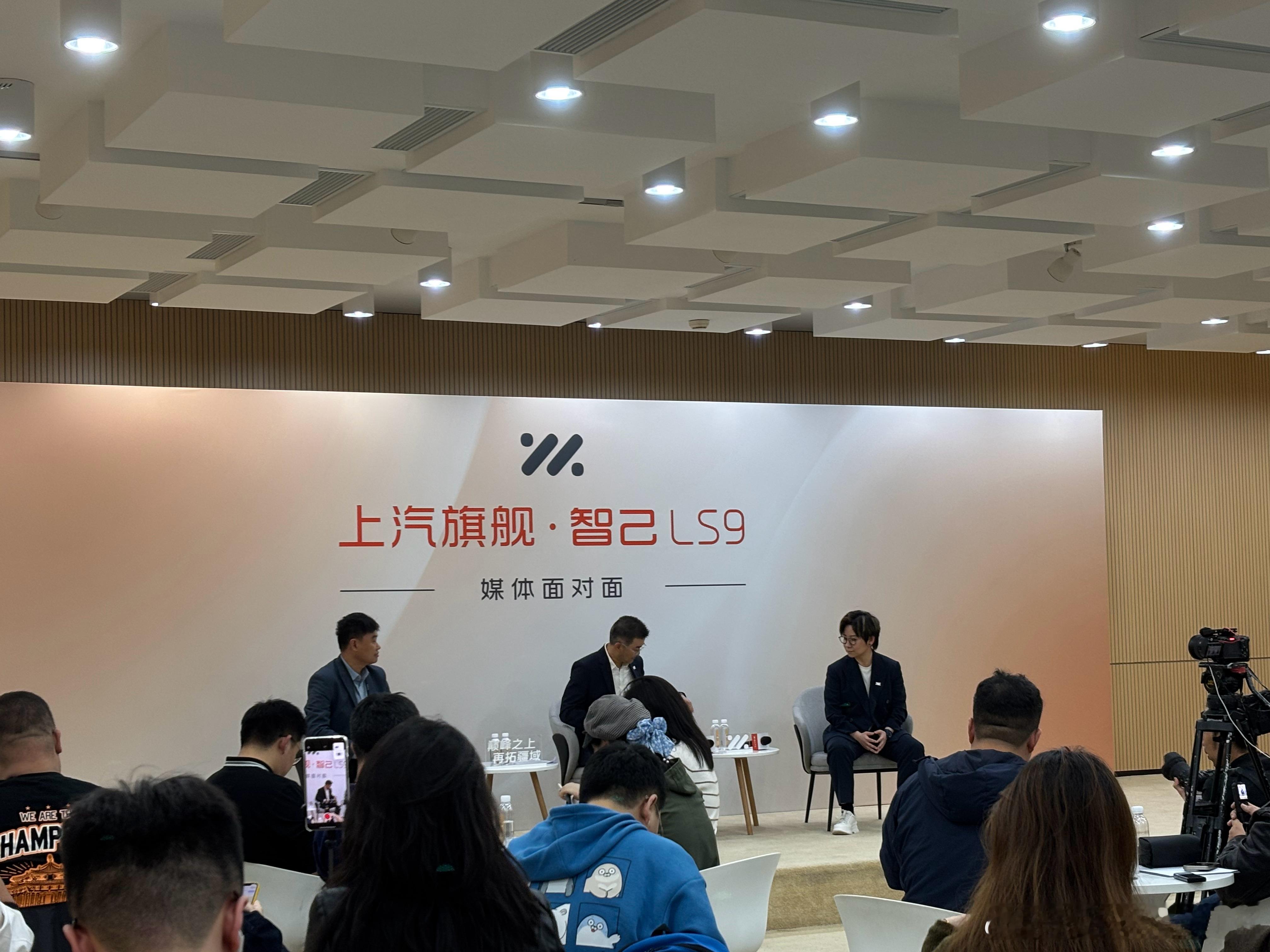 好几年没参加过智己的采访了，大家有啥问题吗？我想问，有些友商的旗舰9系用了80度