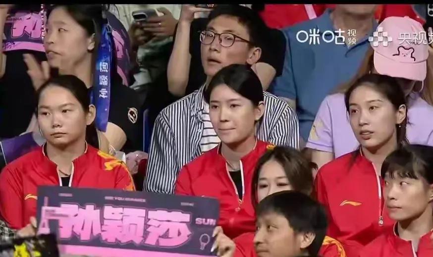 赛场上的奥运健儿，为了祖国荣誉在拼搏。

观众席上的陪练们也值得大家关注。

女