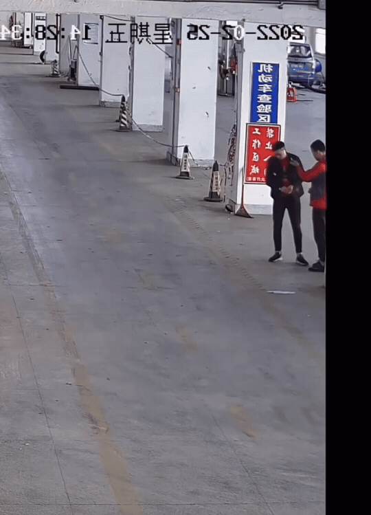 大哥这是干嘛？难道又是碰瓷？