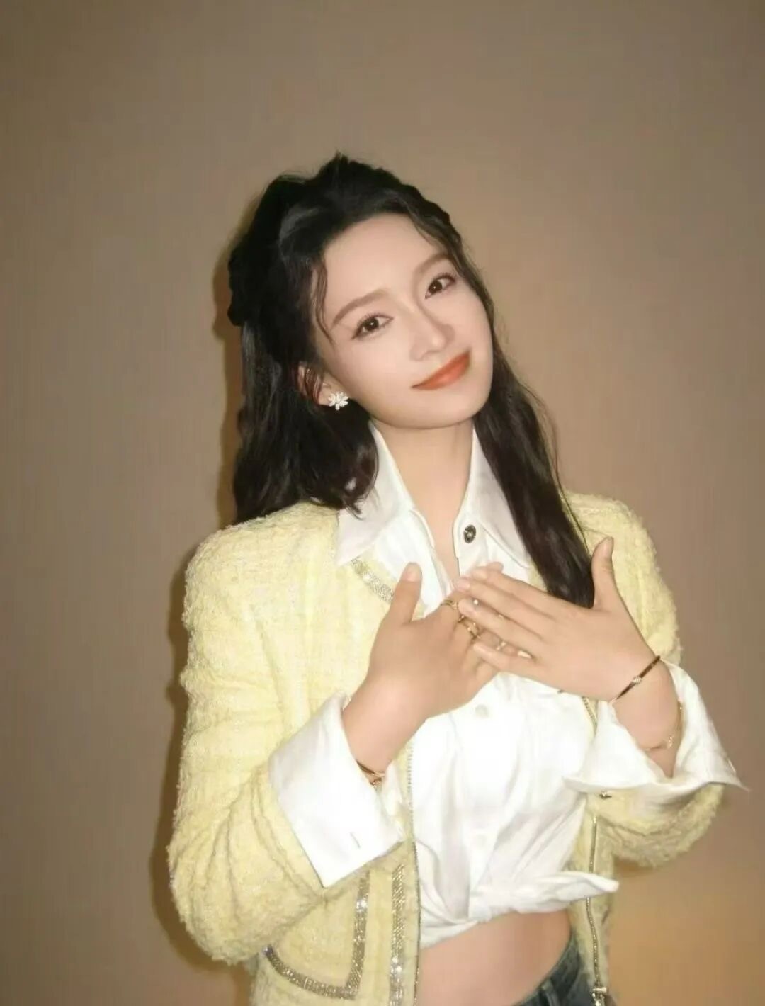 李沁私下就是一个挺可爱的小女生，挺好与人相处的，就是她的团队审美不咋地，老是把她