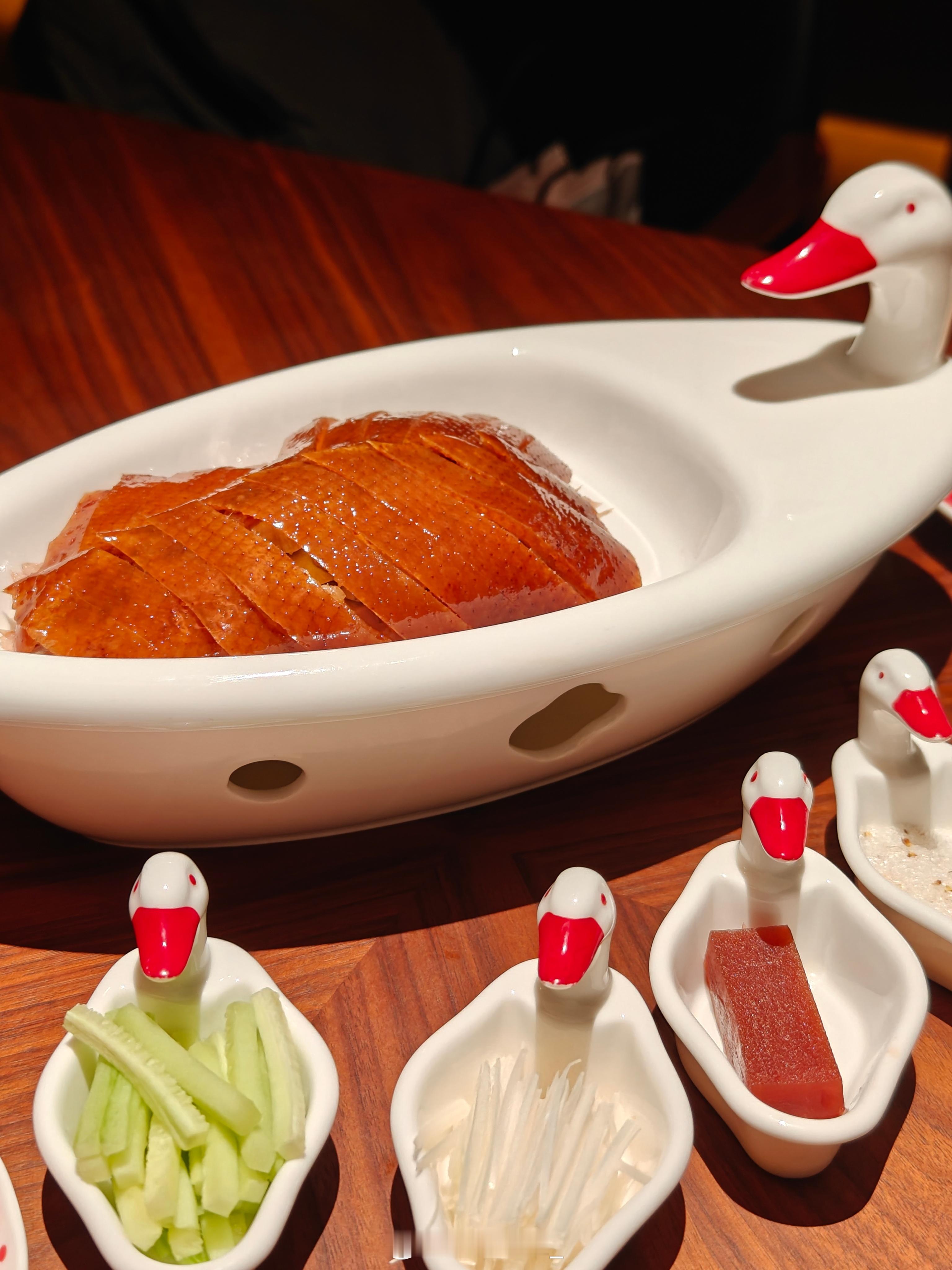 今晚和朋友们打卡公司附近的喜喜烤鸭店，店面风格装修上乘，期待值比较高。烤鸭出品不