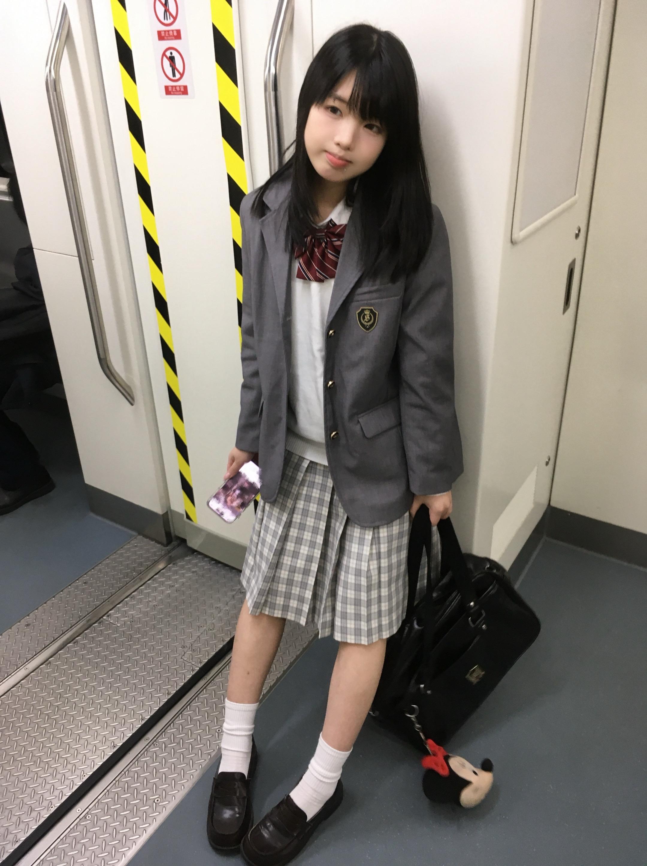 我认识一个女孩 她天真活泼可爱