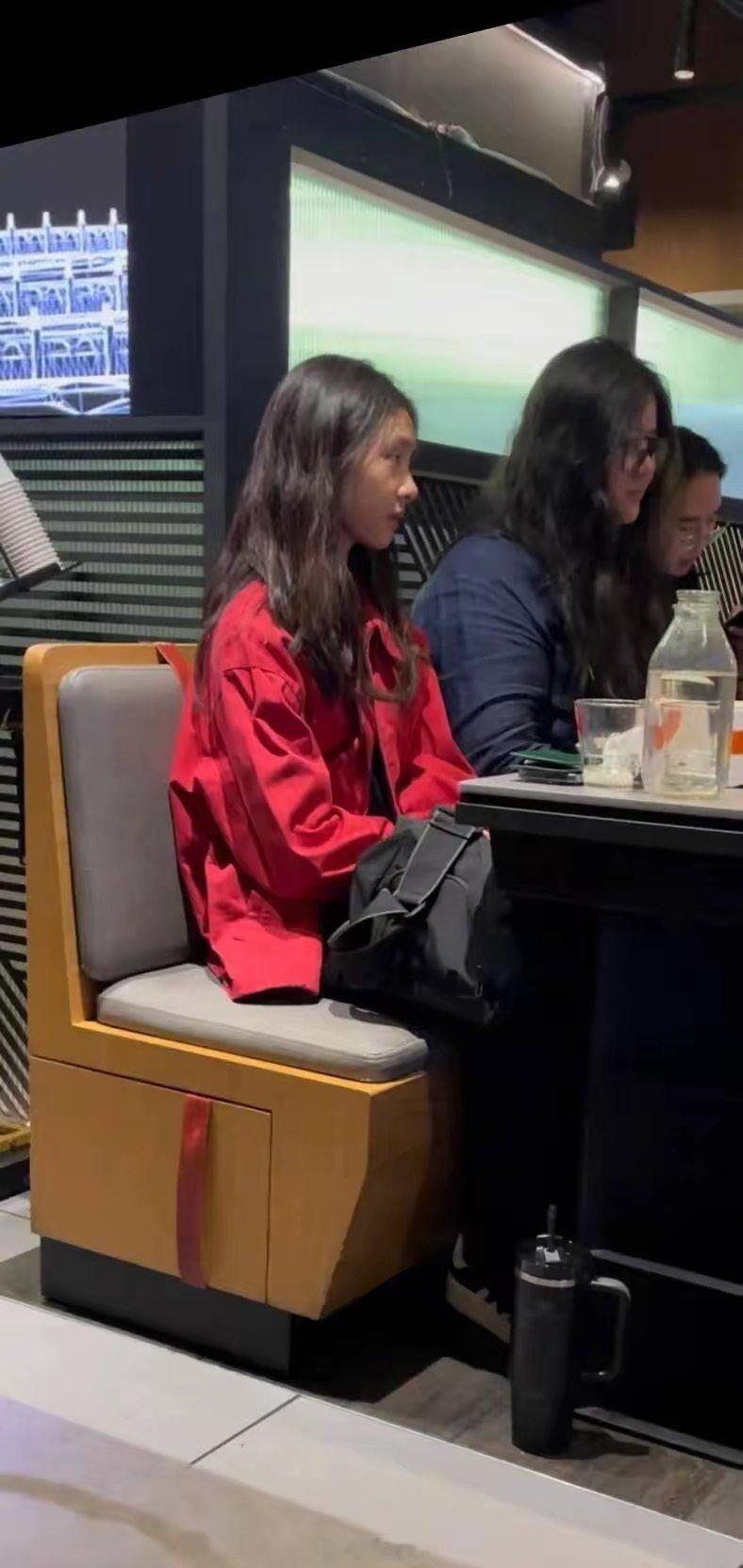 黄磊女儿黄多多在美国纽约和朋友们一起吃火锅被偶遇。当天，黄多多素颜现身，穿着黑色