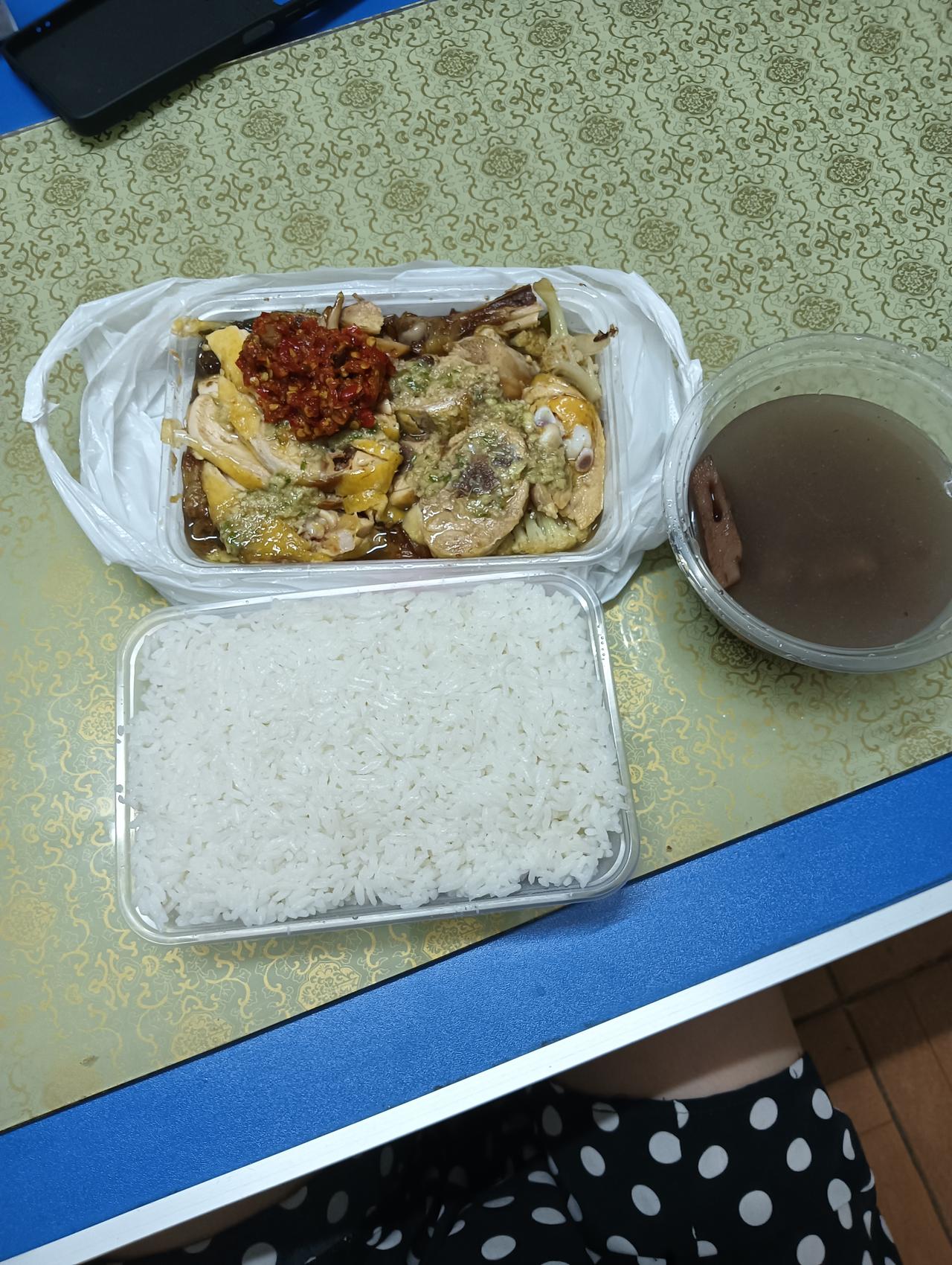 大家好，我是七姐，下雨天不想做饭，到外面打个快餐吃，这个快餐15块钱鸡腿饭。还配