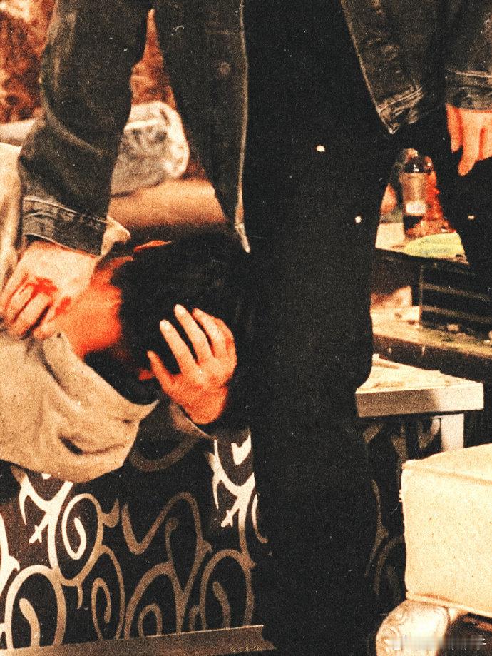 黄景瑜自己追着自己跑一直觉得演员演武戏靠的是身法和爆发力，这些黄景瑜确实做得很到