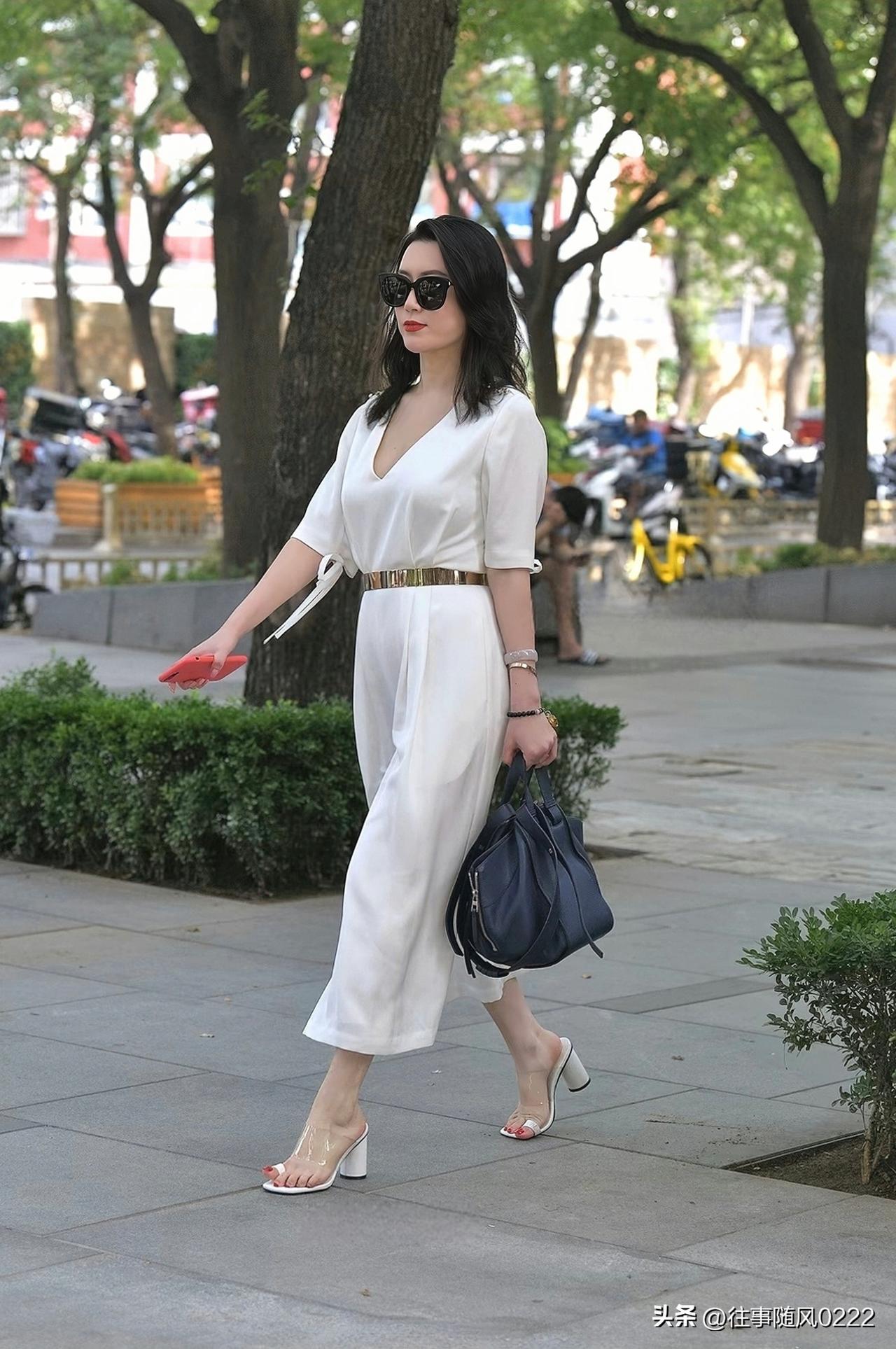 优雅白裙，夏日街头漫步，时尚与自然完美融合