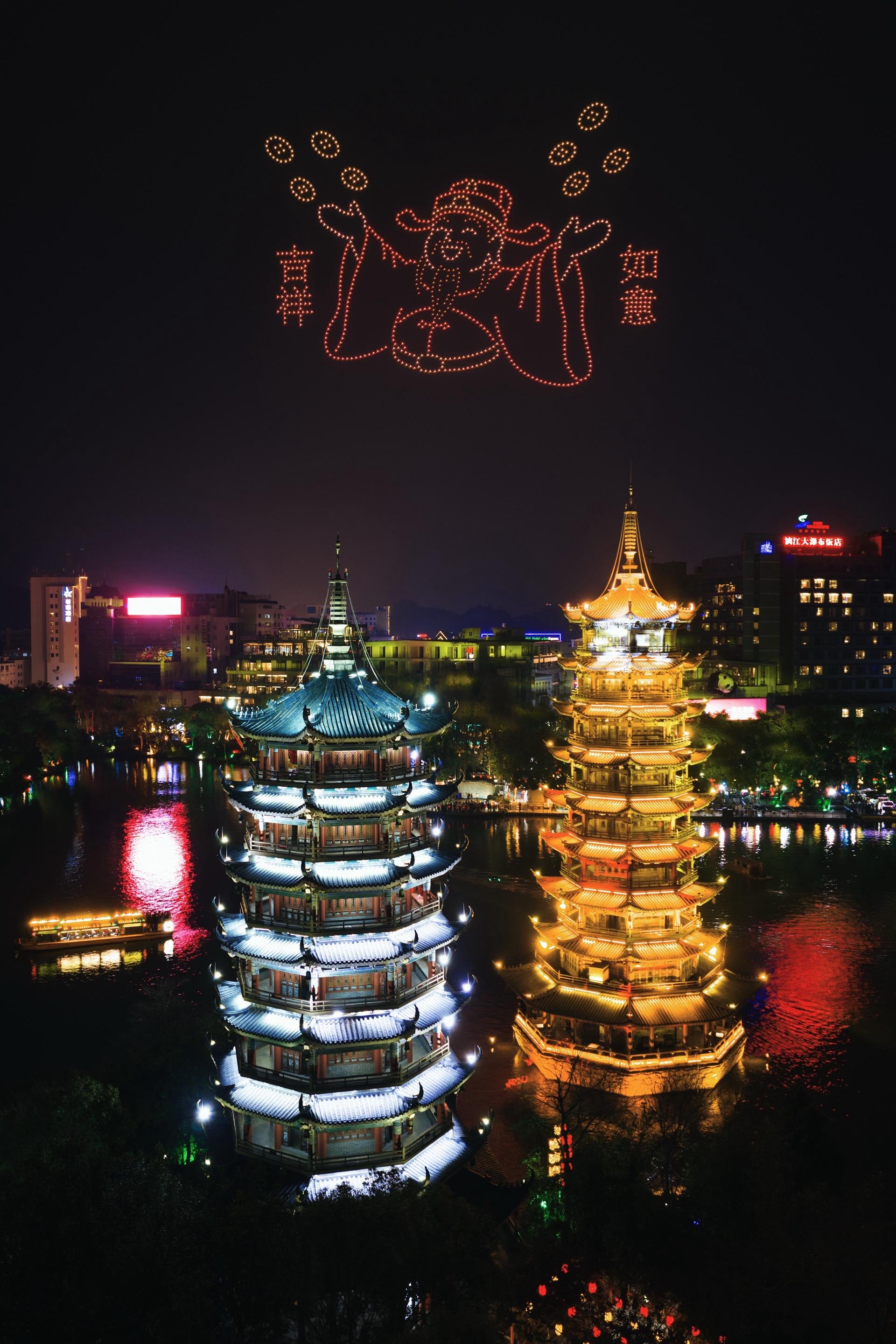 被吉祥如意的灯光秀硬控了！2026大年初一日月双塔灯光秀+打铁花。