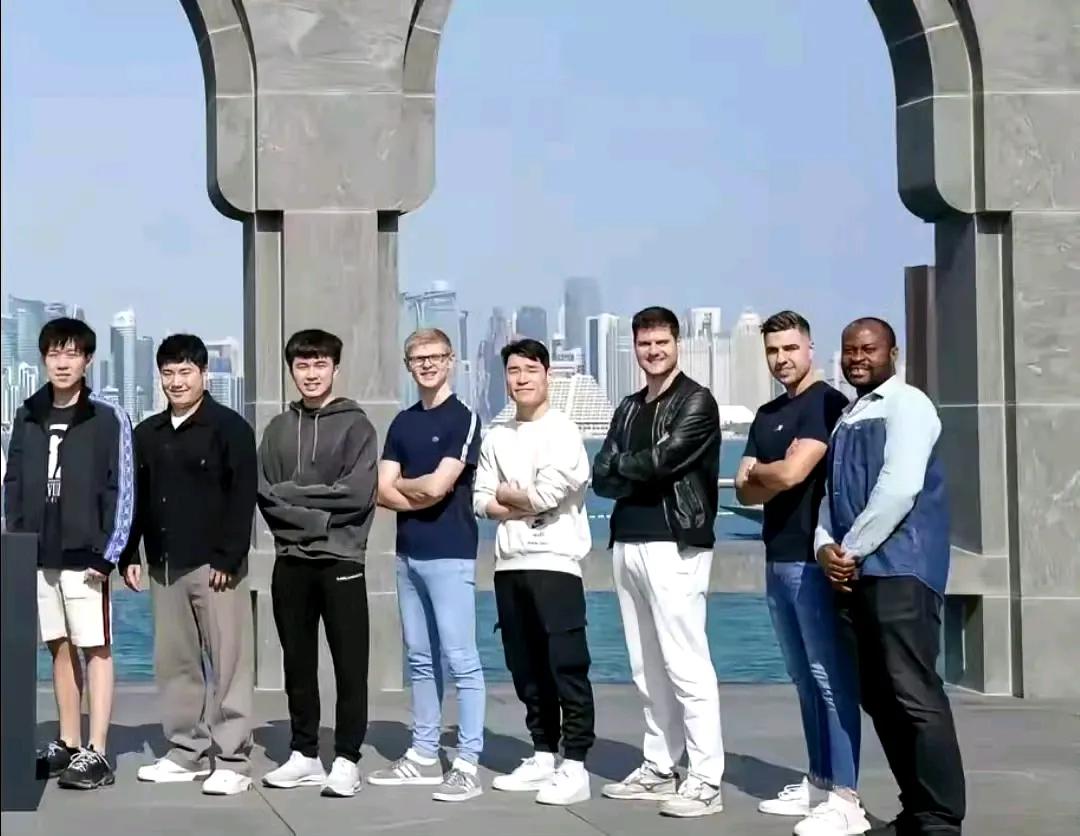 这张大合照真有意思，黄黑白三种肤色的人都有！不过这八个人中，只认识一个人。也只有