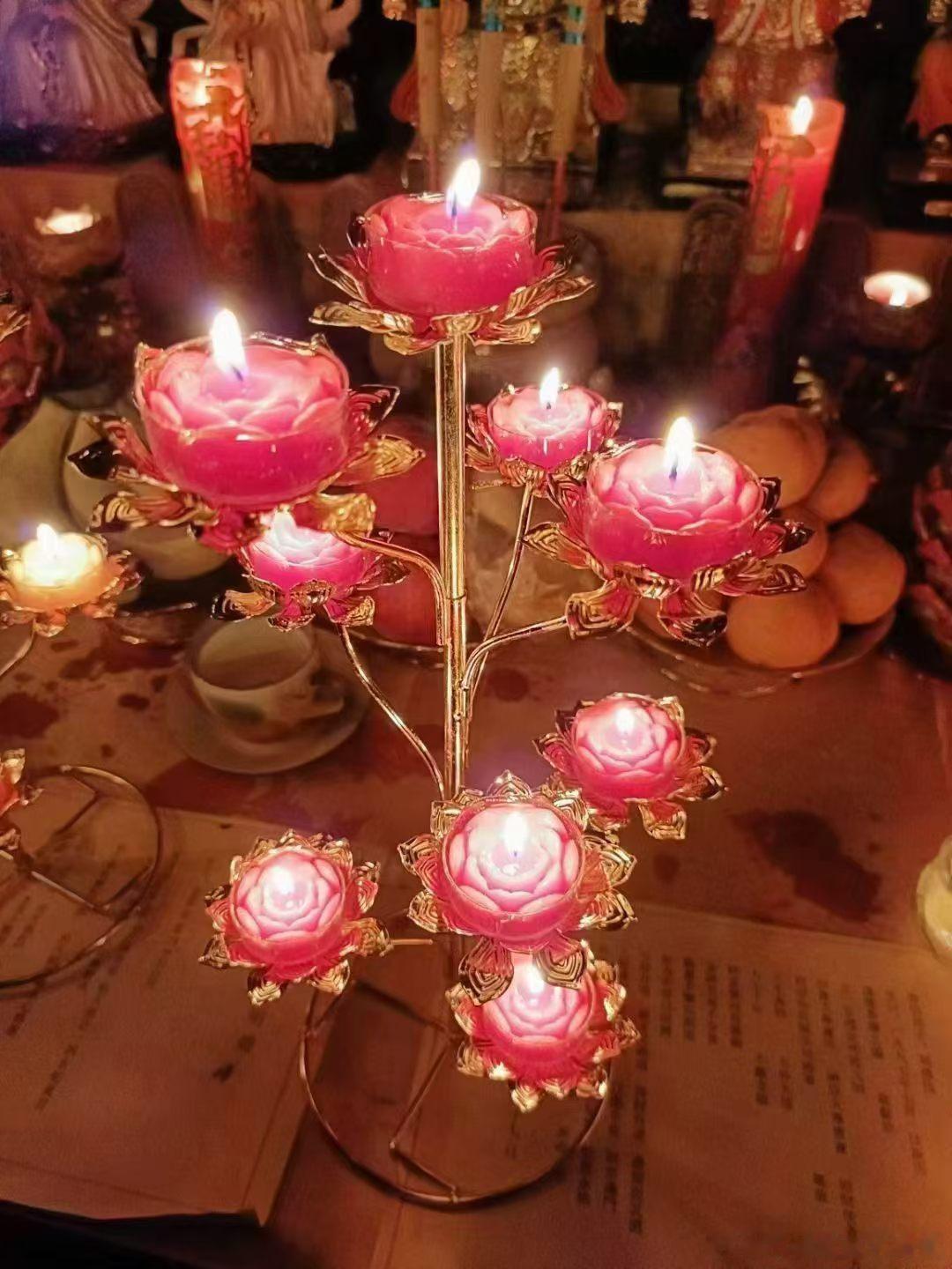 【供灯的十‮功种‬德】一、照世如灯‮灯供‬者生生世世明，吉祥富贵之‬人二、肉眼不