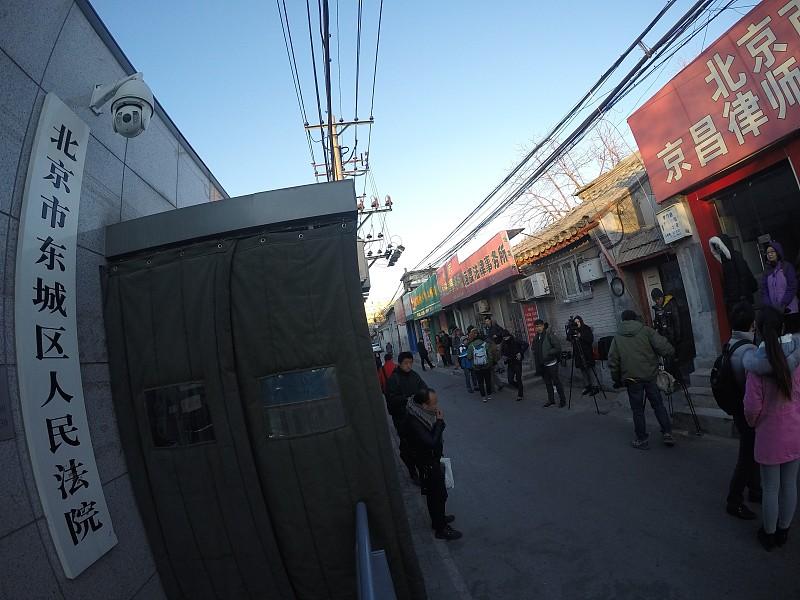 取保后才知刑期，当事人当场傻眼
当事人取保候审刚从看守所出来，一家子围着我千恩万