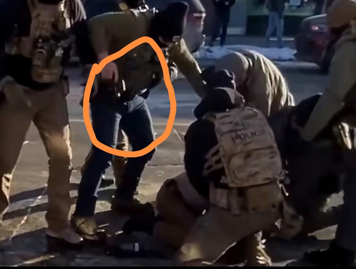 1月24日上午，明尼阿波利斯退伍军人事务部医院ICU注册护士普雷蒂被ICE近距离