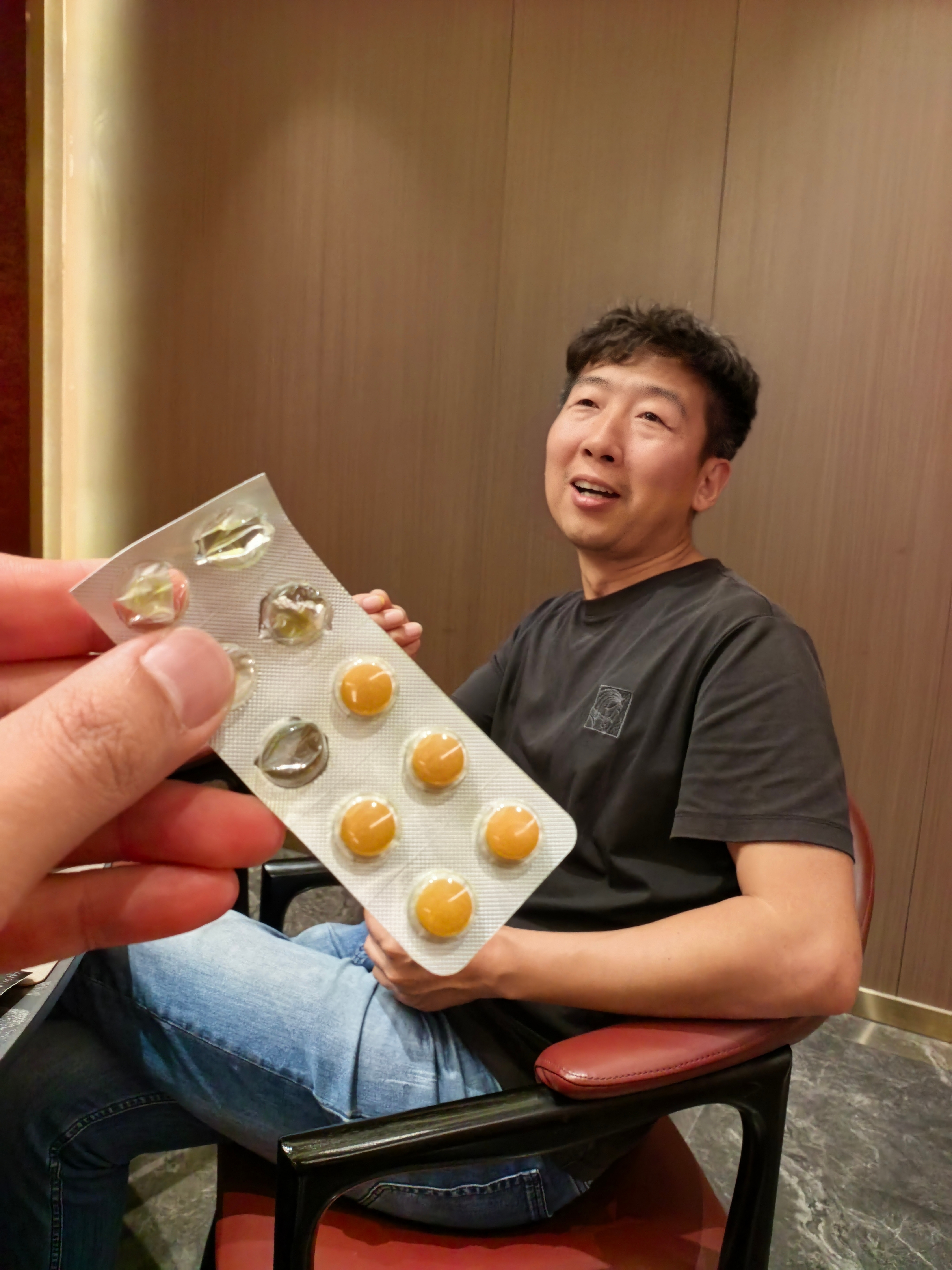年纪大了真是力不从心喝点药还要靠药物支持