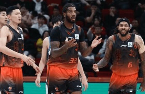 克里斯打爆新疆内线，36+7+4+4太强了




克里斯面对新疆豪华内线，打出