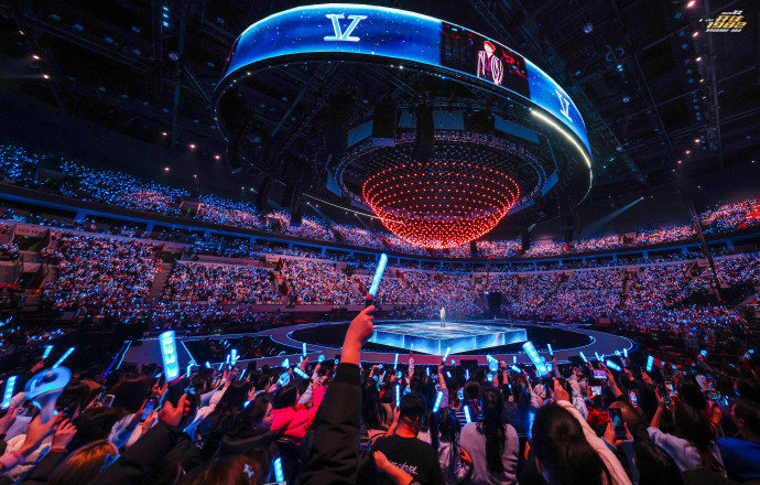 张杰过来这一下就值回票钱了张杰在舞台上造了一个家张杰演唱会置景 张杰的四面台太高