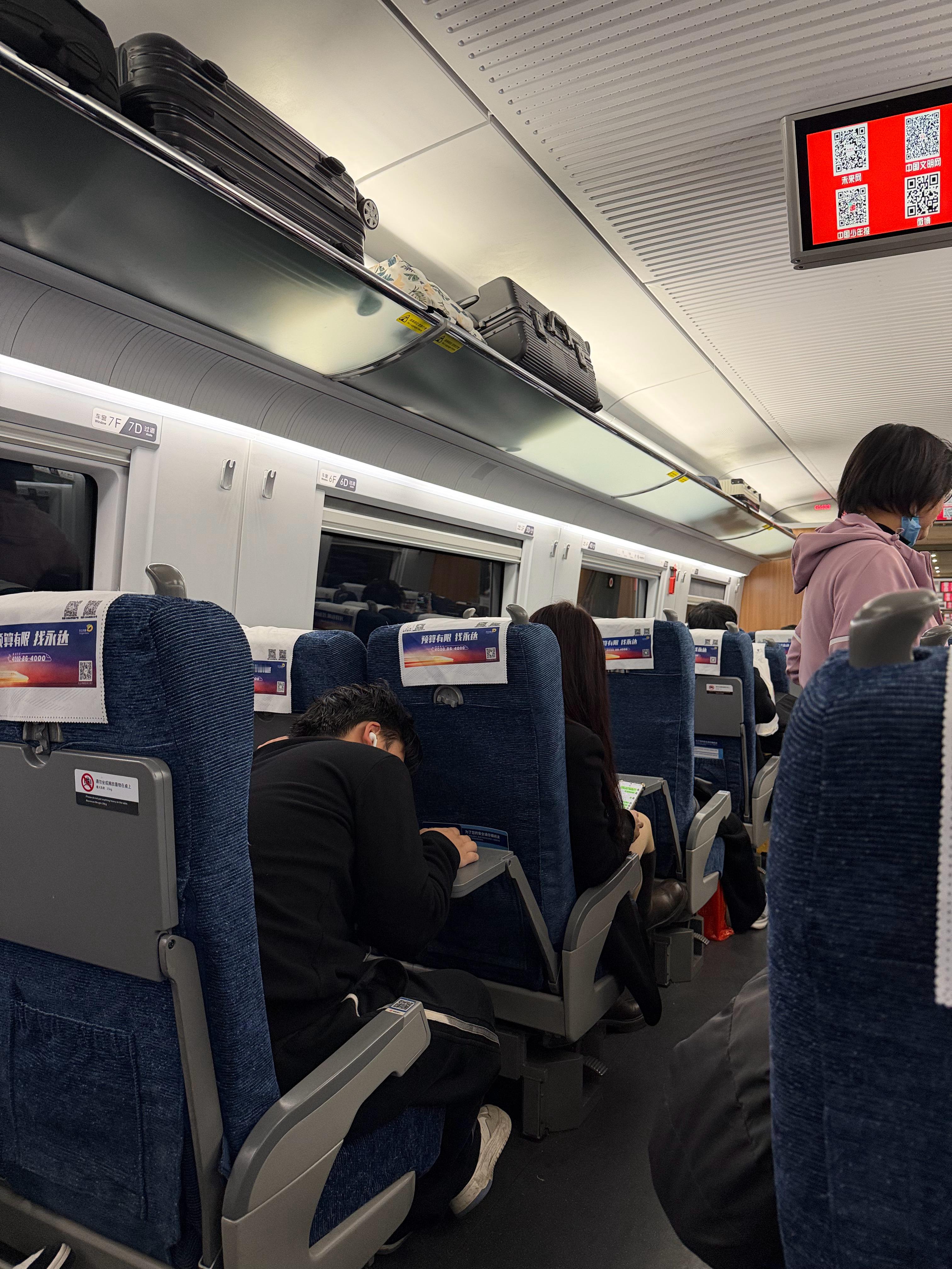 高铁上的人！都是玩手机（包括我以前高铁上经常能看到，看书的人，现在好像都电子书了