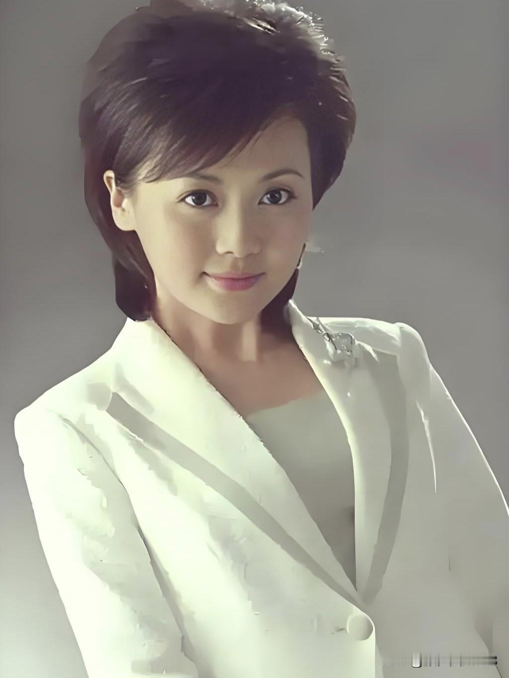 她深耕两岸新闻领域，知性专业又亲和恳切，以共情为桥连起同胞心声，是荧屏上柔而有锋