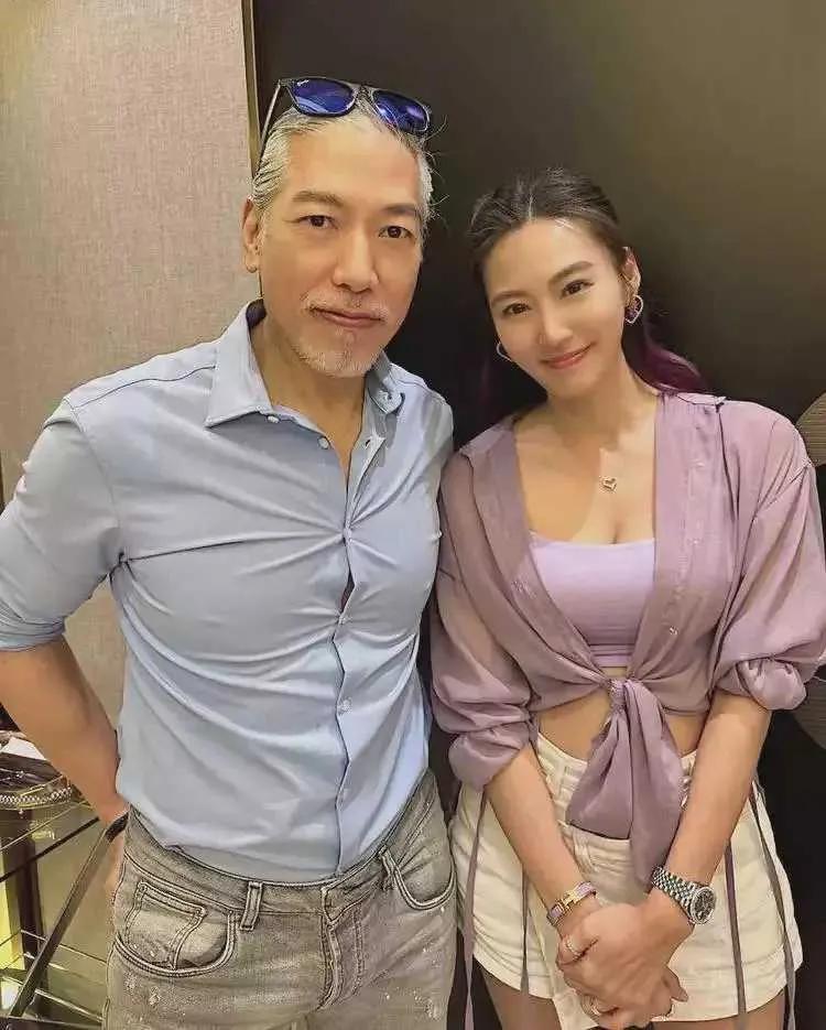 6月1日，美女富婆庄韵澄在个人社交账号上曝光了与张耀扬的私下聚会照片，引发了网友