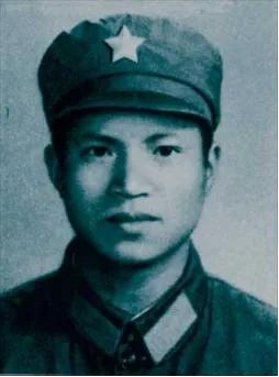 [月亮]1979年，小战士重伤后仍在跪地战斗，突然，他发现膝下有一条越军的电话线