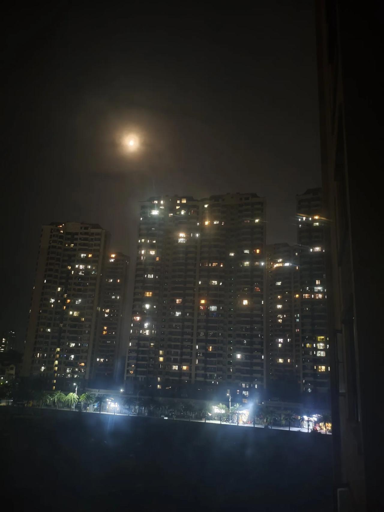 大半夜睡不着，躺床上赏月是一种什么感觉？