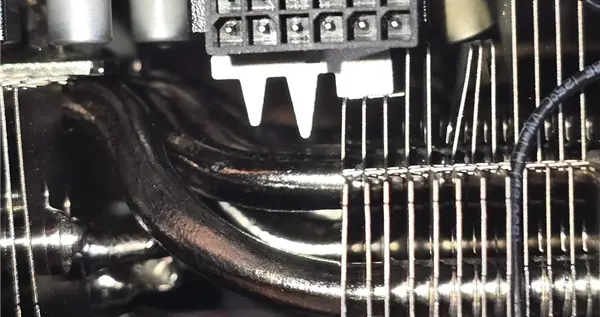 罕见！RTX 5090发生电容爆炸：散热片都被炸弯