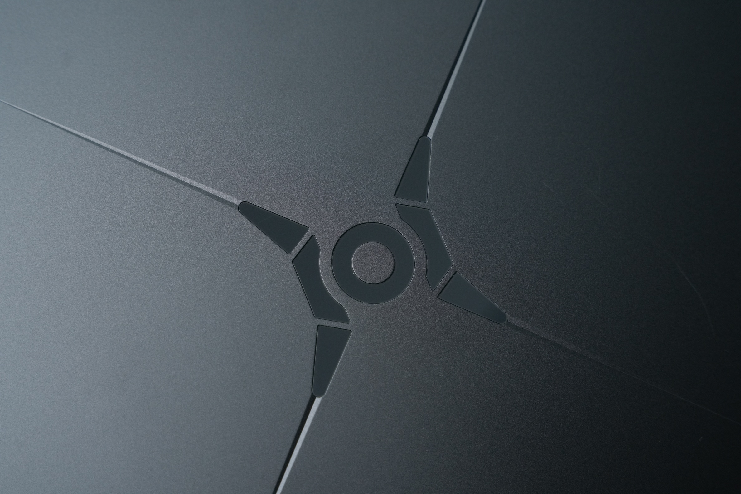 耀子 WIN 游戏本 来啦！我这台是黑色配色，低调又大气，纯黑金属机身配上LOG