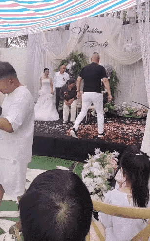 夏洛特烦恼之秋雅结婚照进现实，老丈人跟女婿叫大哥，女婿跟老丈人叫爸爸，各论各的，