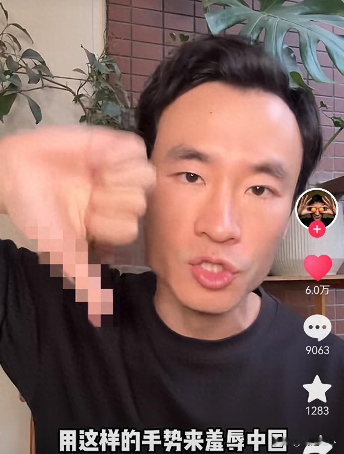 太让人气愤了！ 3月28日，新加坡保安当着日本游客的面对中国游客作羞辱性手势，必