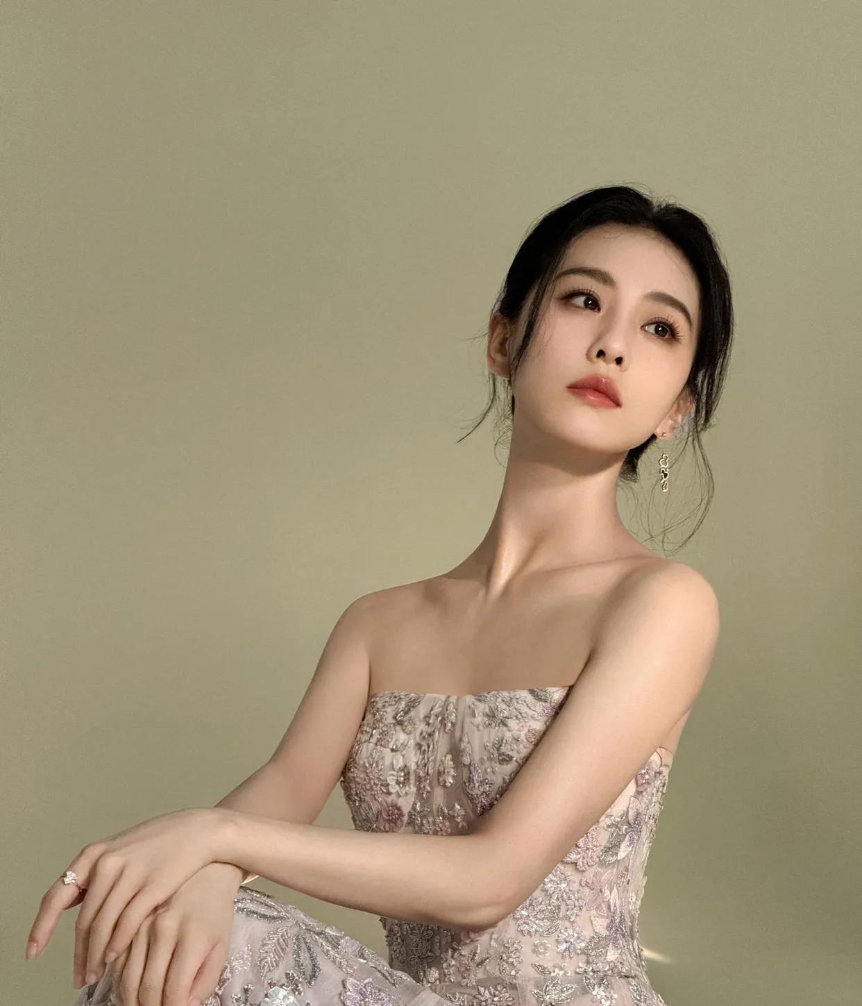 超强刺绣抹胸裙来袭！刘诗诗的新风采让人惊叹不已！