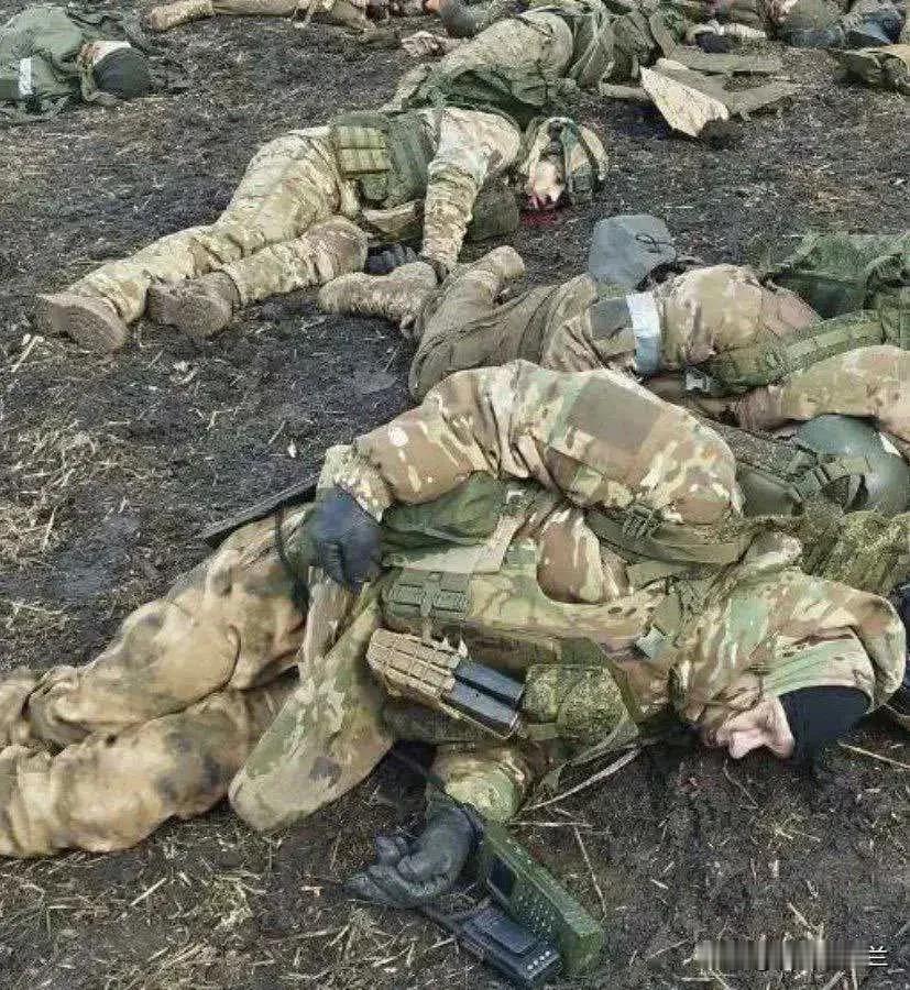 俄军清理阿夫杰耶夫卡战场时用手机拍照记录乌军的阵亡惨样，最前的尸体手边有两个通讯
