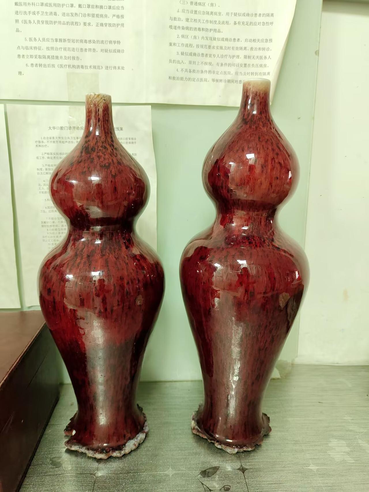《晚清景德镇窑仿钧窑变红釉子母葫芦对瓶品鉴》
 
此对为晚清光绪时期景德镇民窑陈