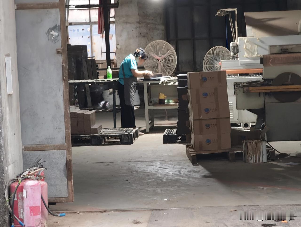 真心话茶局工厂干活就怕返工！备料一员工干活粗心大意导致1500块板返工，气得组长