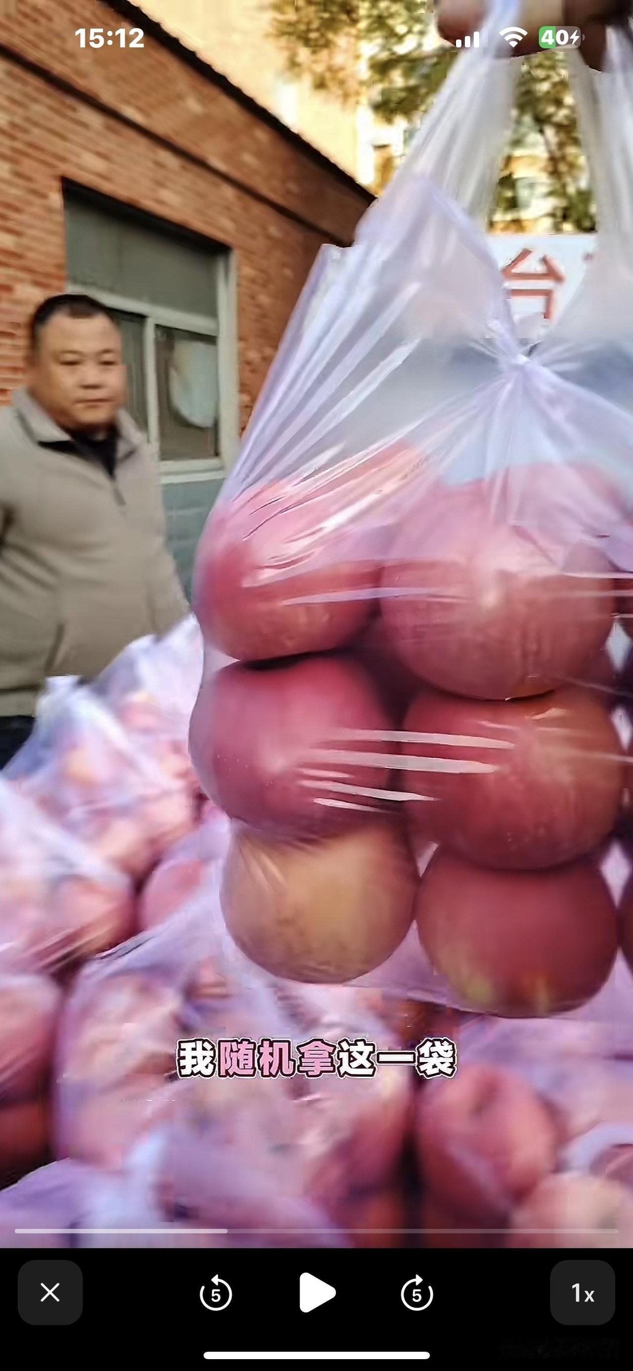 淄博这位大哥估计没想到，自己卖个苹果都火到央视去了。
         原来这位