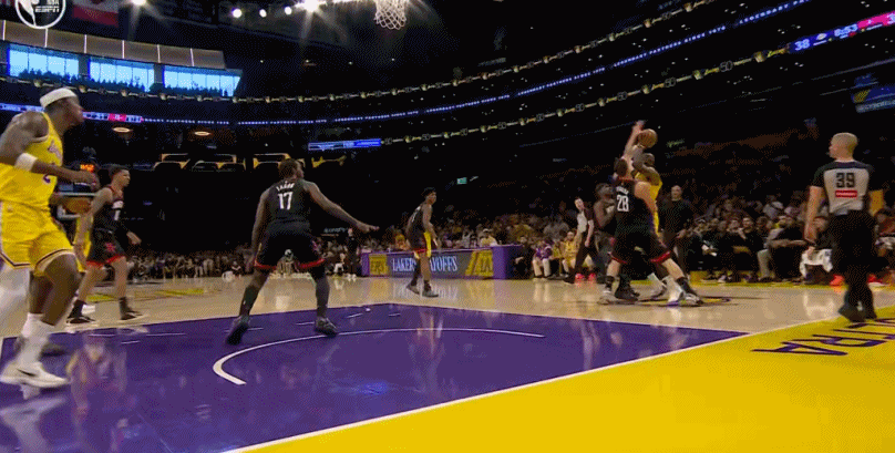 詹姆斯这个背传真是艺术，面对夹击从容不迫 。詹姆斯第一节8次助攻打破季后赛纪录，