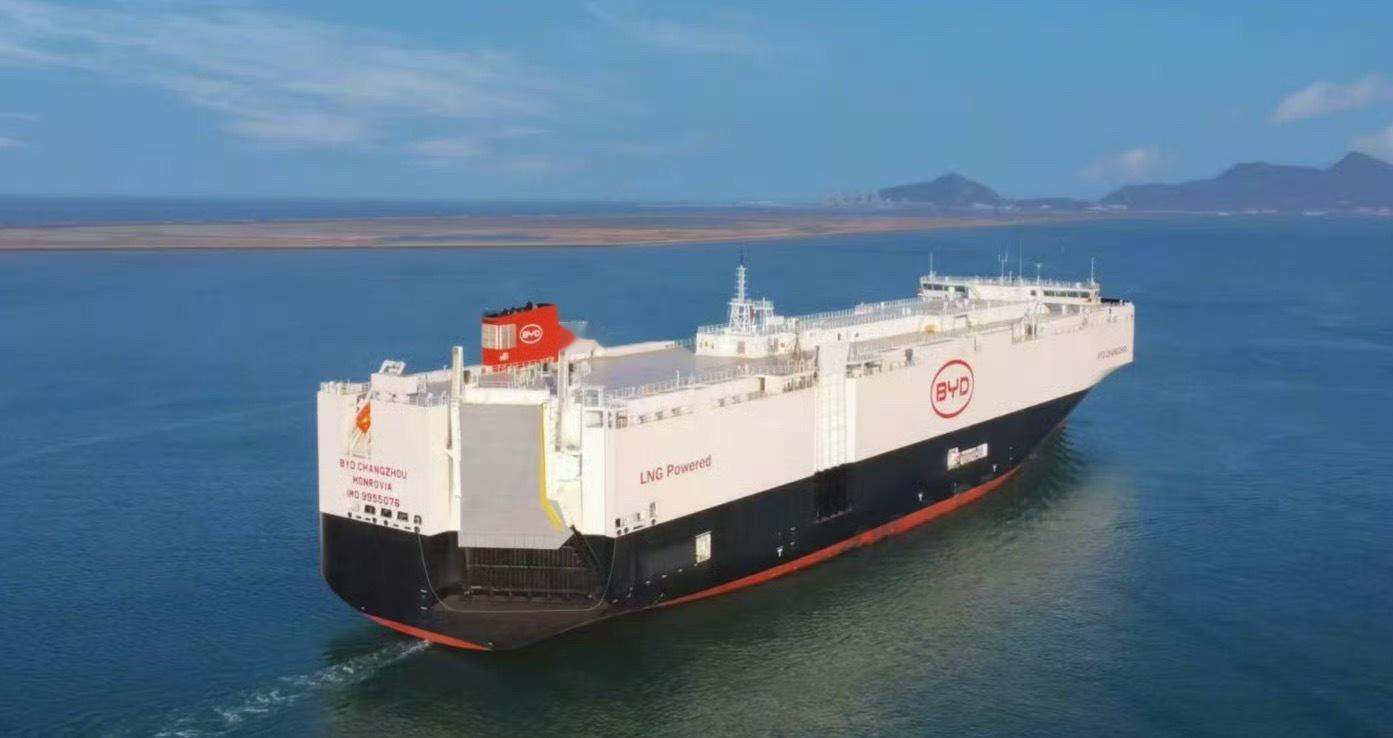 2025年我国汽车市场榜单出炉，比亚迪以全年累计超460万辆的亮眼成绩单，拿下中