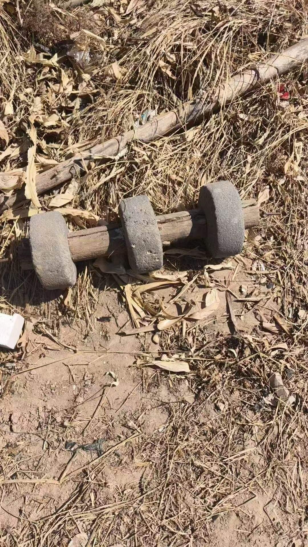 别笑，这是哑铃？农村大爷的自制训练器，结实又省钱。现代健身房付费再贵，也学不到这