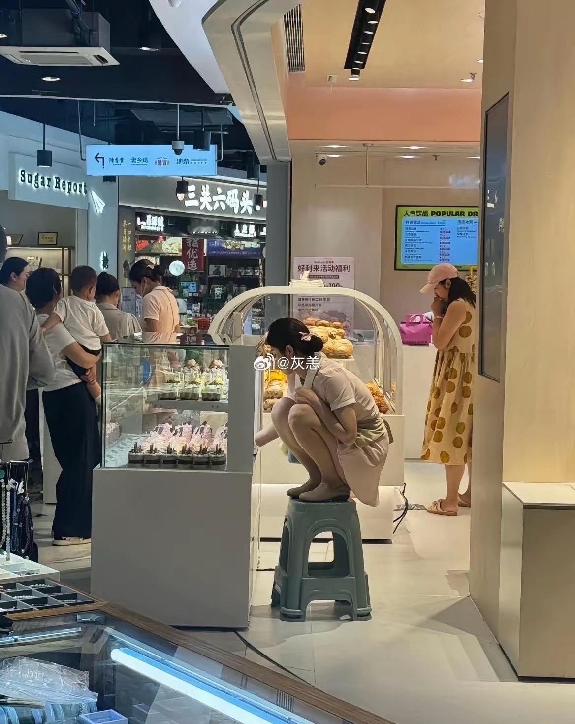 她为什么要这样蹲着摆东西