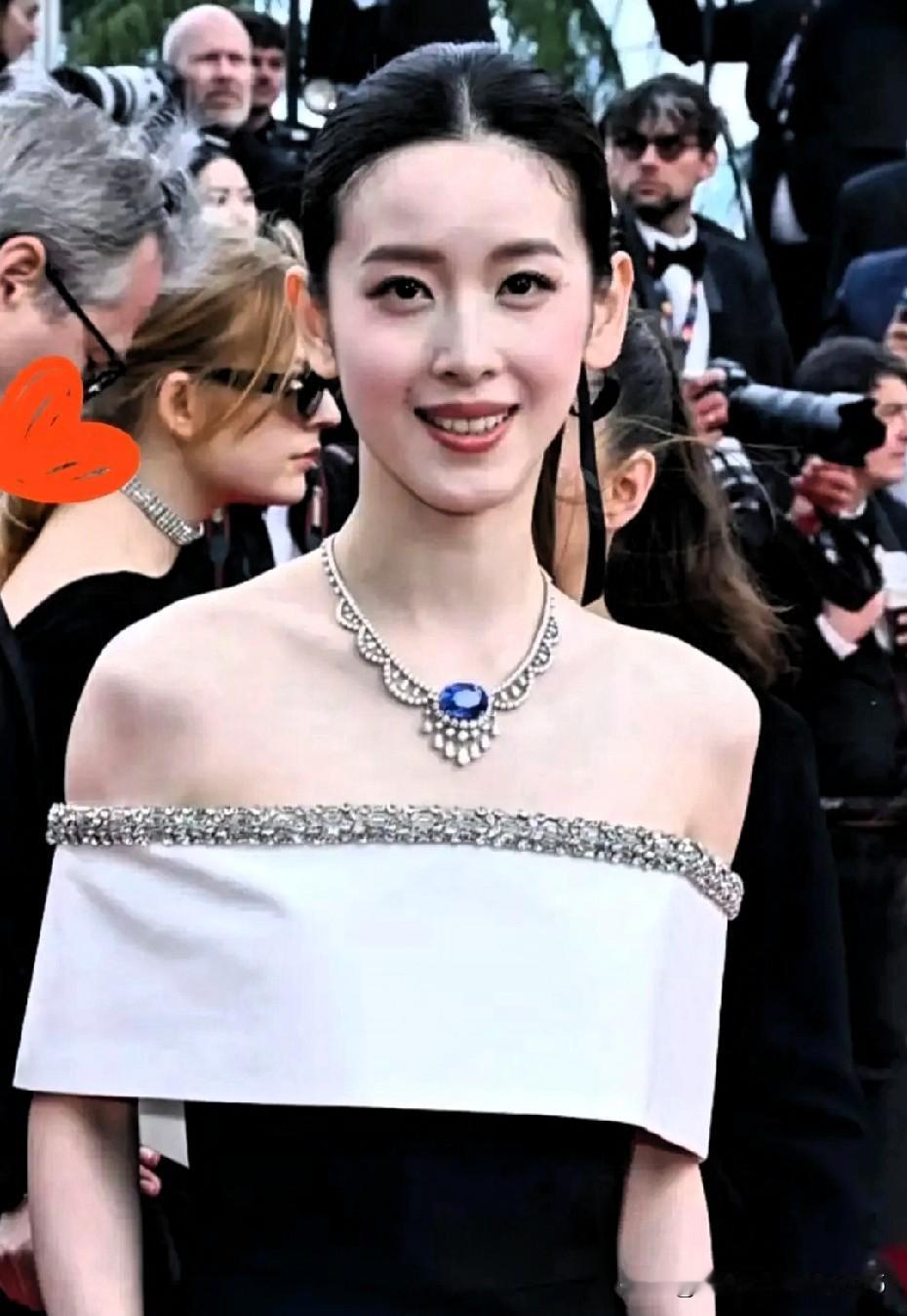 32岁的章泽天，这次在戛纳一亮相，那股子从骨子里透出来的优雅，谁敢信这是几个孩子