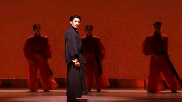 一脱震全场！舞者撕掉“鬼子皮”谢幕，本人回应：戏里是狼，戏外是中国人



国家