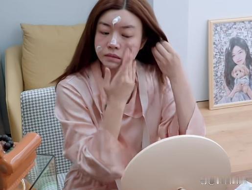 陈妍希遗传母亲易水肿体质，长期控盐、靠黑咖啡与沙拉饮食，还坚持每日刮痧消肿，即便